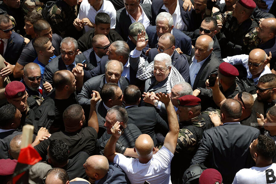 El presidente Mahmoud Abbas rodeado de residentes del campo de refugiados de Jenín (Foto: Mohammad Mansour / WAFA)