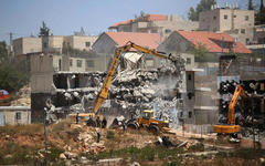 Demolición sionista de edificio en Ramallah para construir nuevos asentamientos (Julio 2015).