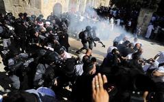 Fuerzas israelíes atacan a fieles musulmanes palestinos en la Mezquita de Al Aqsa en el día de Id Al Adha. Jerusalén | Agosto 11, 2019 (foto PalestinePost24)