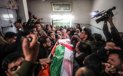 Familiares llevan el cuerpo de Hassan Shalabi, de 14 años, durante su funeral en el campamento de refugiados de Nusseirat | Gaza, febrero 9, 2019 (Foto: Mustafa Hassona / Anadolu)