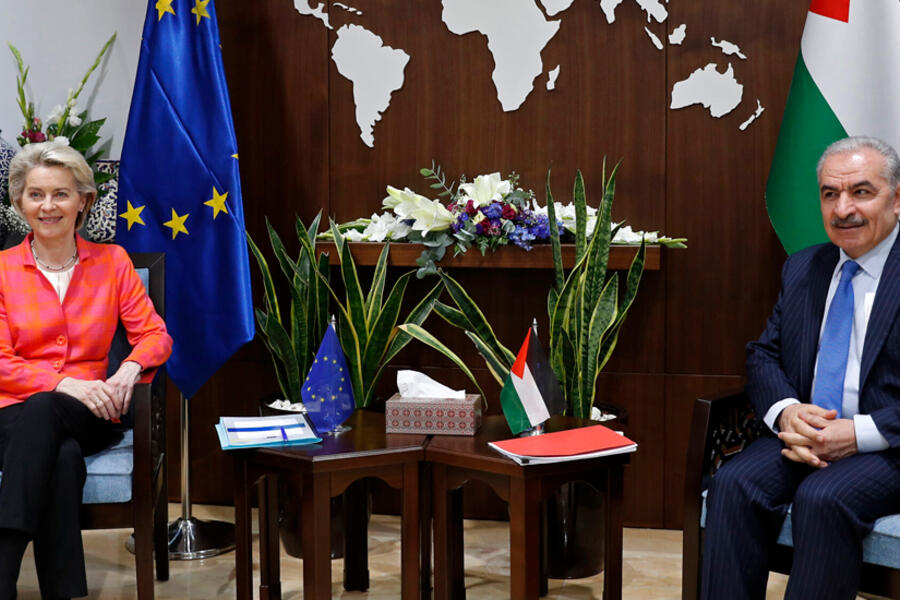 a presidenta de la Comisión Europea, Ursula von der Leyen, se reúne con el primer ministro de la Autoridad Palestina, Mohammad Shtayyeh, en Ramallah, el 14 de junio de 2022. Foto: AP.