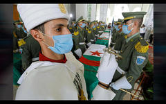 Militares y políticos participaron en Argel de la ceremonia de homenaje a los héroes nacionales cuyos restos fueron recuperados (Foto: Toufik Doudou / AP)