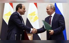 Vladimir Putin y Abdel Fattah al-Sisi se dan la mano tras la ceremonia de firma de tratado, luego de su reunión en Sochi | Octubre 17,2018 (Foto Pavel Golovkin / AP)