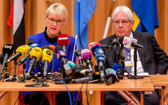 La canciller sueca Margot Wallstrom (izquierda) y el enviado especial de la ONU a Yemen, Martin Griffiths brindan conferencia de prensa en Rimbo | Diciembre 6, 2018 