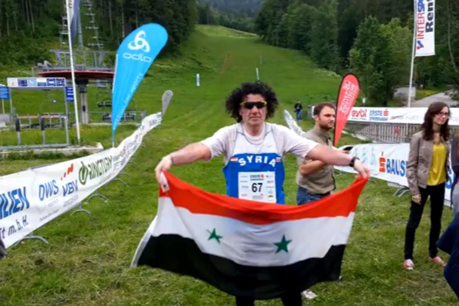 Bandera siria flamea en los montes de los Alpes Suizos