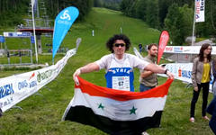 Bandera siria flamea en los montes de los Alpes Suizos