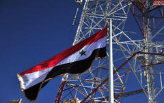 La bandera siria izada en Daraa al Balad, al sur de la ciudad de Daraa, capital provincial - Julio 12, 2018 (Foto SANA)