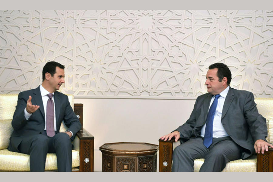 Presidente Al Asad y Jean-Frederic Poisson, reunión en Damasco 12 julio 2015 (Foto archivo AFP)