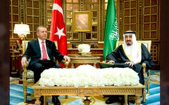 Presidente turco Recep Tayyip Erdogan y Rey de Arabia Saudita Salma Bin Abdul Aziz (Foto AP).