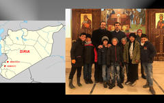 A la derecha: el Padre Taher Yousef, Patricio Brickle y niños de Maaloula en Iglesia San Jorge (Foto: Embajada de Chile en Siria)