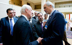 Embajador Bashar Al Jaafari junto al Enviado Especial ONU para Siria, Staffan de Mistura, 2016 (Foto ONU / Jean Marc Ferré).