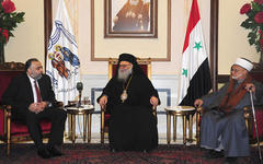 Ministro Al Sayyed junto al Patriarca Juan X Yazigi de la Iglesia Ortodoxa de Antioquía.