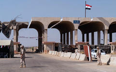 Miembros de la policía militar rusa patrullan el cruce fronterizo de Nassib en la sureña provincia siria de Daraa | Agosto 14, 2018 (Foto Andrei Borodulin / AFP)