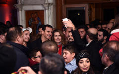 El Presidente y la primera dama posando para una selfie con los presentes.