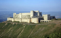 Vista general de la Fortaleza Al-Hosn (Krac des Chevaliers) en 2002  |  Foto: Gianfranco Gazzetti / GAR (Wikimedia Commons)