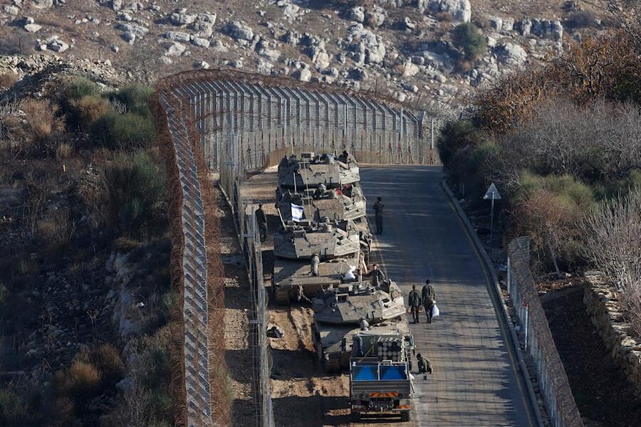 Tanques israelíes toman posiciones en la frontera con Siria, cerca de la aldea de Majdal Shams, en el Golán sirio ocupado por Israel | 8 de diciembre de 2024 (Foto: AFP) 