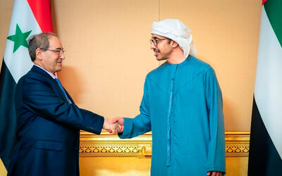 El ministro sirio de Asuntos Exteriores y Expatriados, Faisal Mikdad, reunido con su homólogo de los Emiratos Árabes Unidos, el jeque Abdullah bin Zayed al-Nahyan, en Abu Dabi