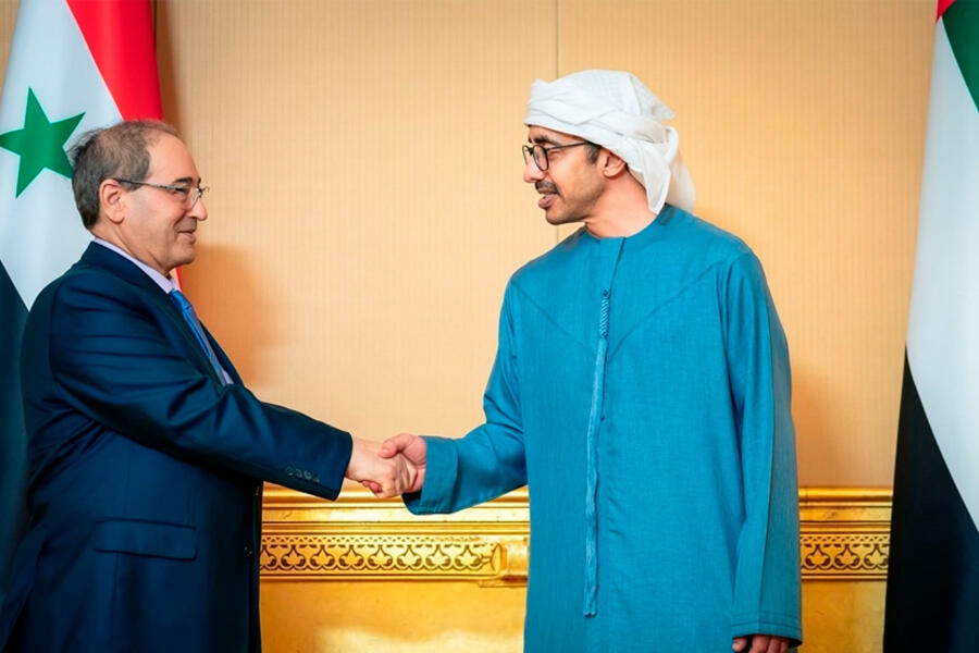 El ministro sirio de Asuntos Exteriores y Expatriados, Faisal Mikdad, reunido con su homólogo de los Emiratos Árabes Unidos, el jeque Abdullah bin Zayed al-Nahyan, en Abu Dabi