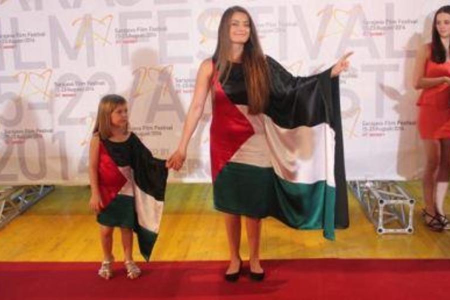 Sabina Šabić y su hija, Sara, con sus vestidos en la alfombra roja del Festival Internacional de Cine de Sarajevo 