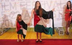 Sabina Šabić y su hija, Sara, con sus vestidos en la alfombra roja del Festival Internacional de Cine de Sarajevo 