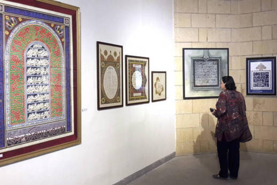 Una mujer observa la exposición instalada en El Cairo. (Jorge Fuentelsaz)