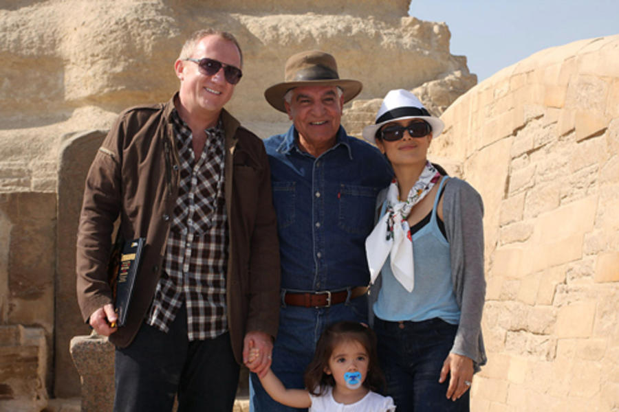 Salma Hayek junto a su esposo y su hija visitando las pirámides de Giza.