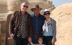 Salma Hayek junto a su esposo y su hija visitando las pirámides de Giza.