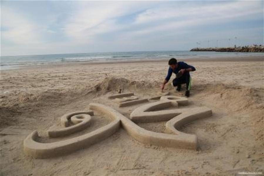 Un artista palestino se gana la vida a través de esculturas de arena