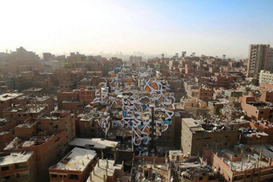 Un grafiti repartido en 50 edificios transforma un barrio de El Cairo