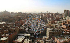 Un grafiti repartido en 50 edificios transforma un barrio de El Cairo