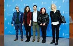 El director de "Hedi", Mohamed Ben Attia al centro, junto a los actores y la productora. (Foto Reuters / Fabrizio Bensch)