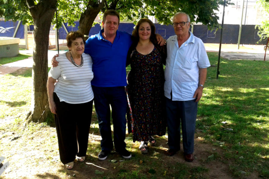 José junto a su madre Lola Hilal, su hermana Laura Hilal y el tío Keisar Hilal