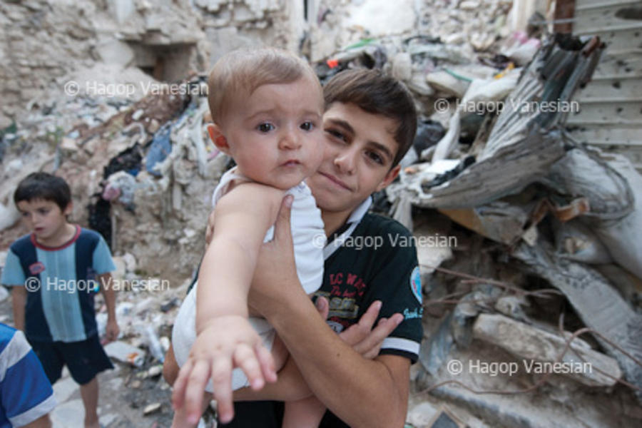 Niños jugando cerca de las ruinas del edificio de su barrio. Alepo vieja, Siria 2013