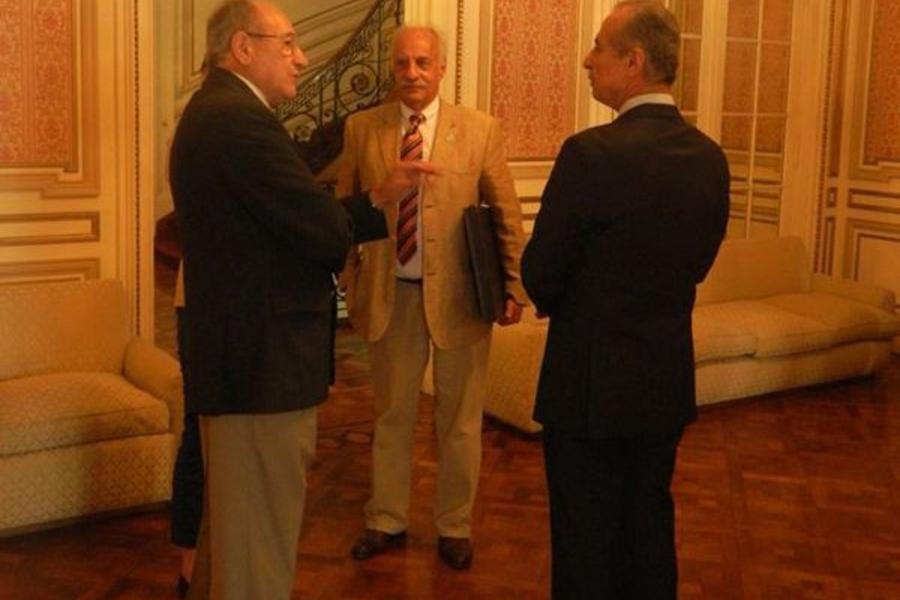 El Sr. Embajador del Estado de Palestina, Dr. Husni Abdel Wahed junto al Presidente del Club Sirio Libanés de Bs. As. y el Director del Diario Sirio Libanés Dn. Yaoudat Brahim