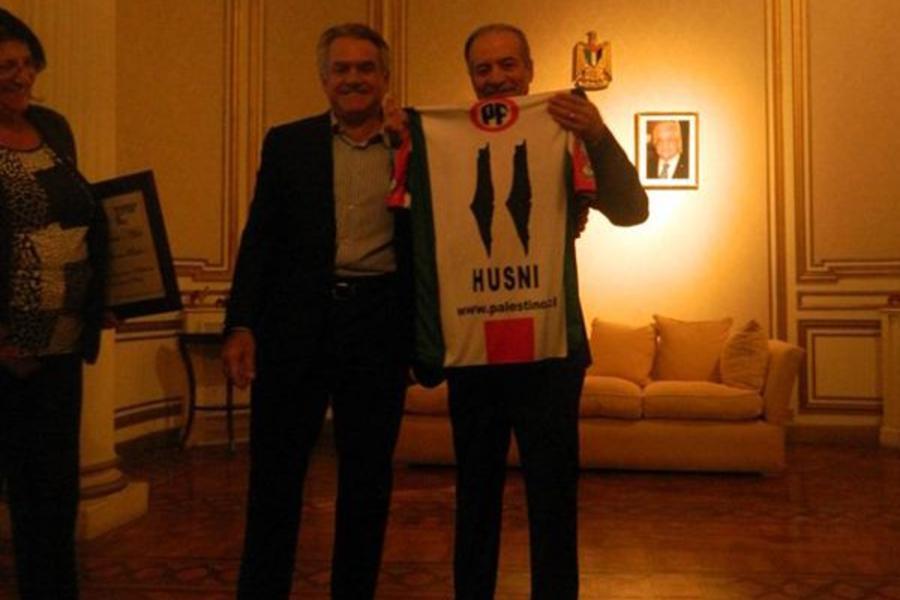 Sr. Embajador Husni Abdel Wahed recibe la camiseta del equipo, con su nombre