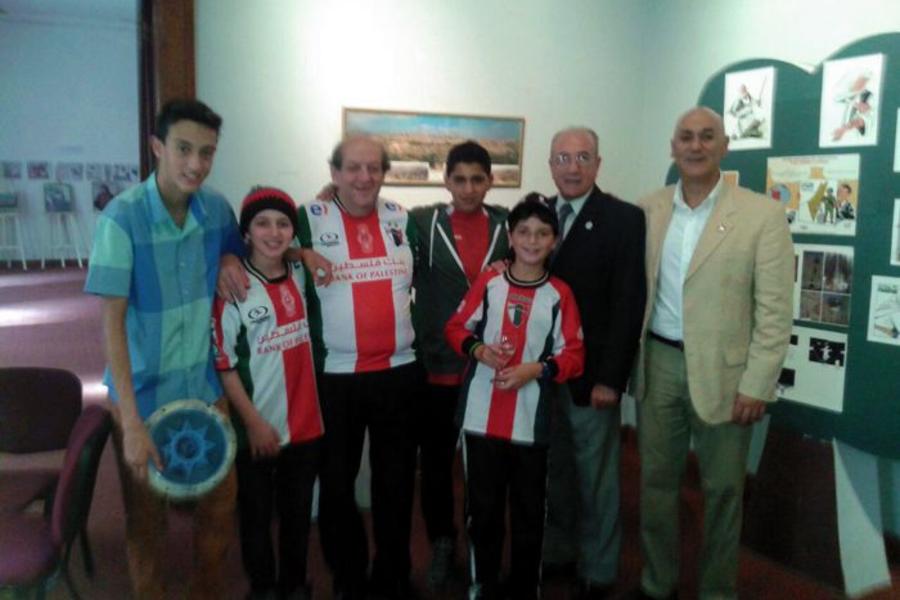 Director del Diario Sirio Libanés junto al Presidente del Club Palestino y simpatizantes