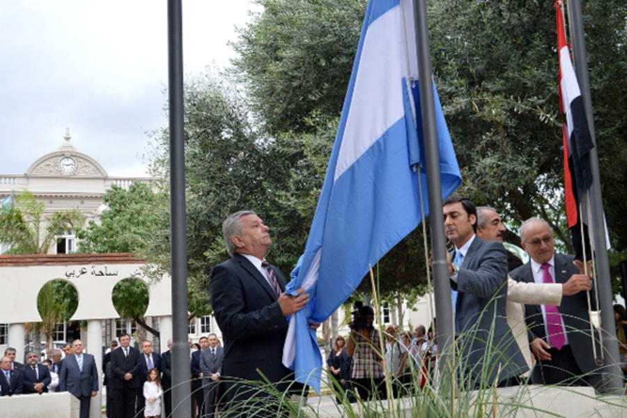 Izado simultaneo de banderas de Argentina y Siria