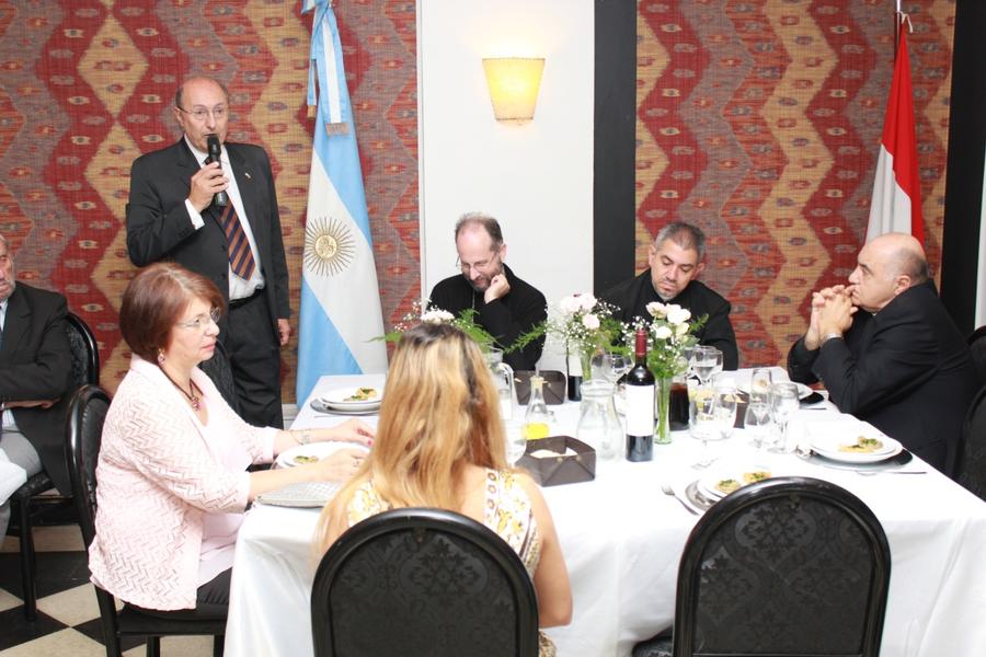 El Presidente SSL, Cdor. Alberto Asfoura dirigiendo palabras de bienvenida a los presentes. Lo  acompañan Mons. Siluan Muci, el padre Juan Manuel Alurralde, el padre Atonur  y la Sra Ilena de Asfoura e hija.