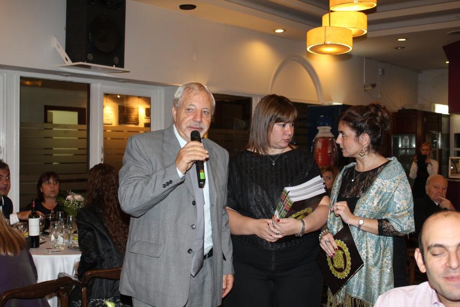 Dr. Nadim Neme, Sra. Carolina Mendoza, y la Lic. Amira Juri de Budeguer durante la presentación de la Revista de la Sociedad Sirio Libanesa de Tucumán