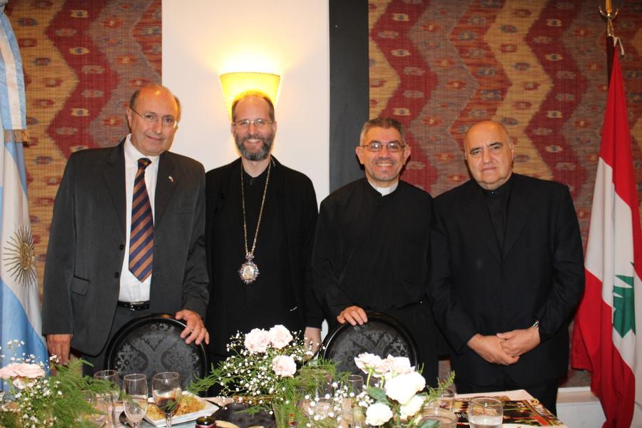 Sr. Presidente la Sociedad Sirio Libanesa de Tucumán, Cdor. Alberto Asfoura, Mons. Siluan Muci, padre Juan Manuel Alurralde y padre Domingo Atonur