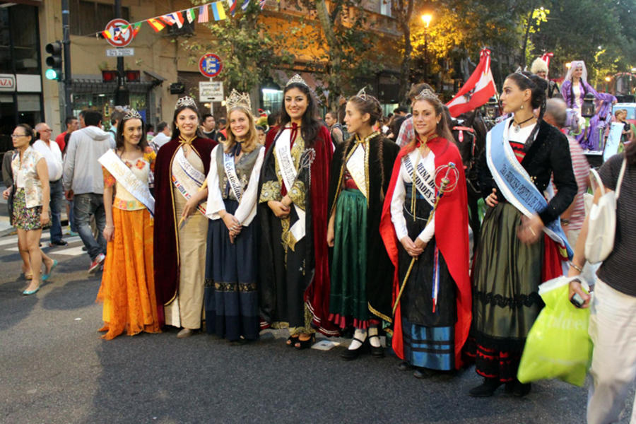 Vanesa Rezuc (centro), Reina Porteña de las Colectividades, junto a sus princesas y pares del país.