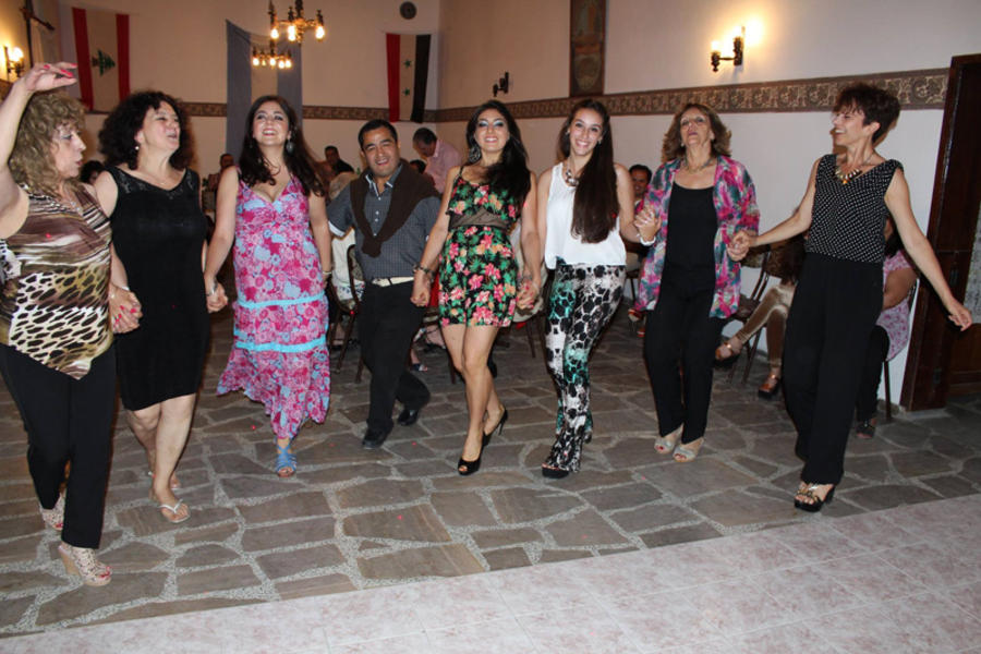 Vanesa Rezuc bailando dabke junto a otros miembros de la Sociedad Sirio Libanesa de Zapala, Neuquén.