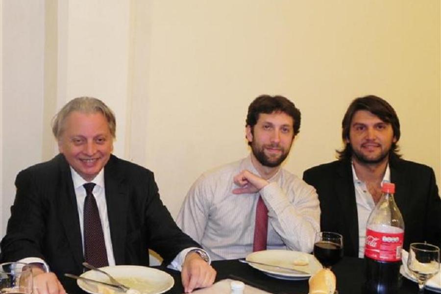 Embajador Andary y Cónsul Al Jallad cenando junto a Lucas Flores en 2010 al visitar la SLSM de Gral. Madariaga