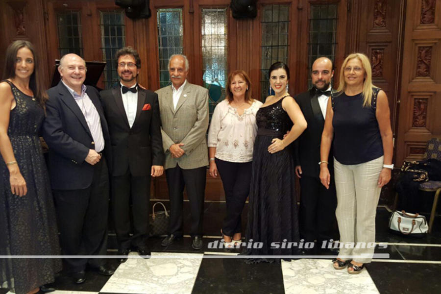 Los artistas junto a miembros de la Comisión Directiva del Club Sirio Libanés de Bs. As.