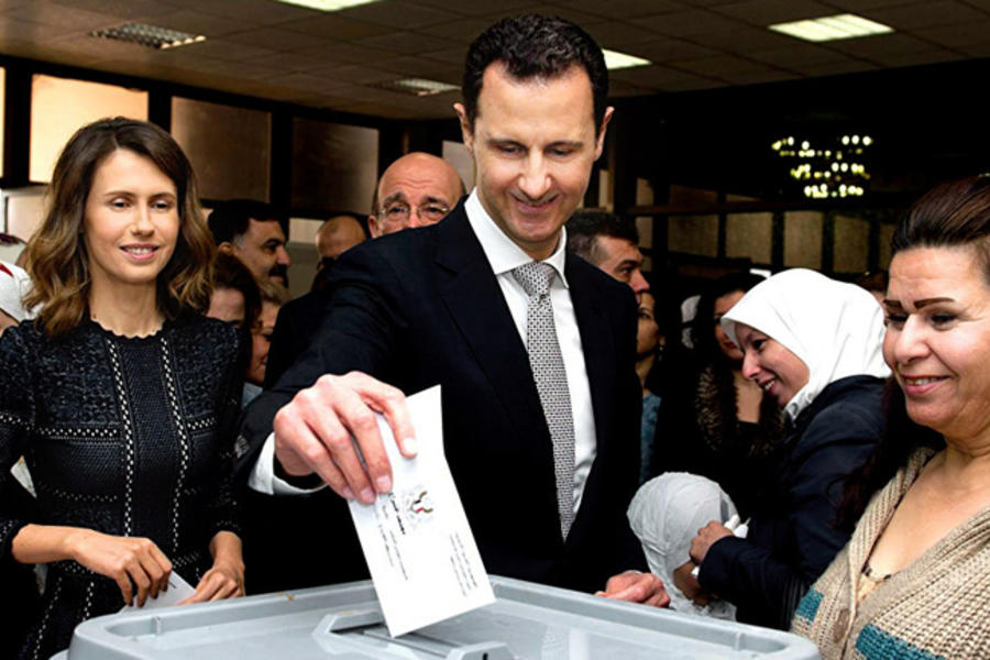 El Presidente Al Asad votando (Foto East News / Presidencia Siria).