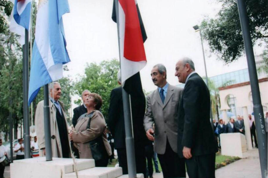 Izado simultaneo de Banderas de Argentina y Siria.