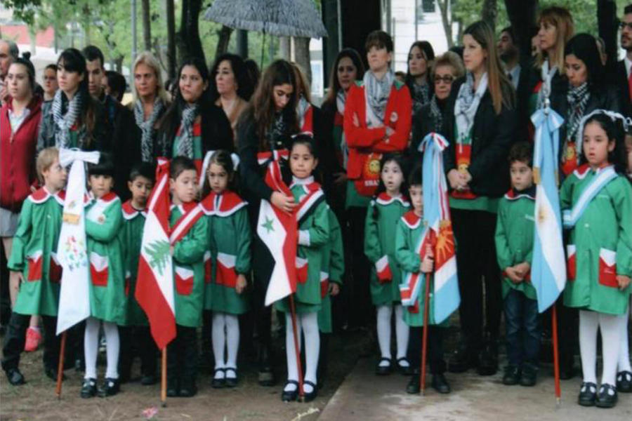 Banderas de Ceremonias del Jardín Argentino Árabe Shams.