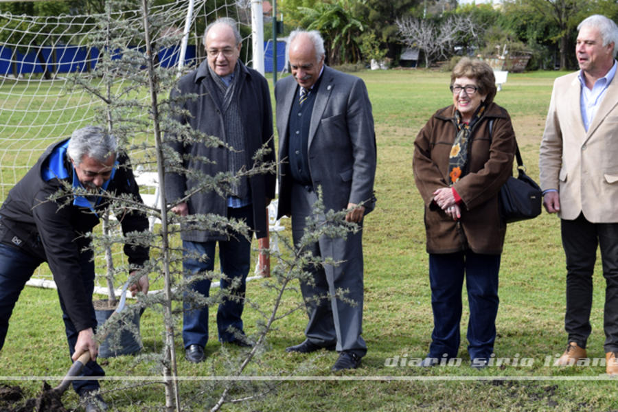 Claudio De Bas, Secretario General del CSLBA, participando en la plantación.