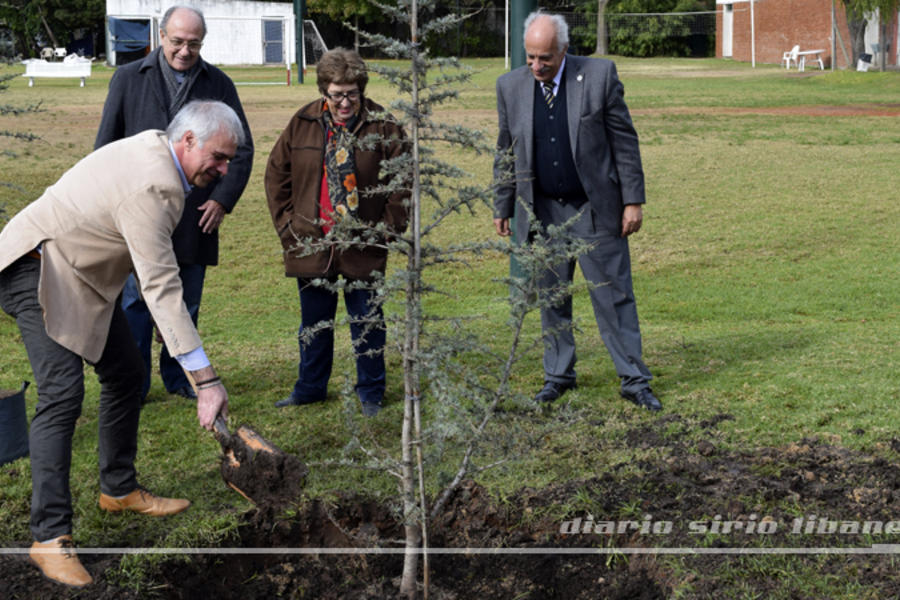 Luciano Caponi, (Comuna12 - GCBA), participando en la plantación.