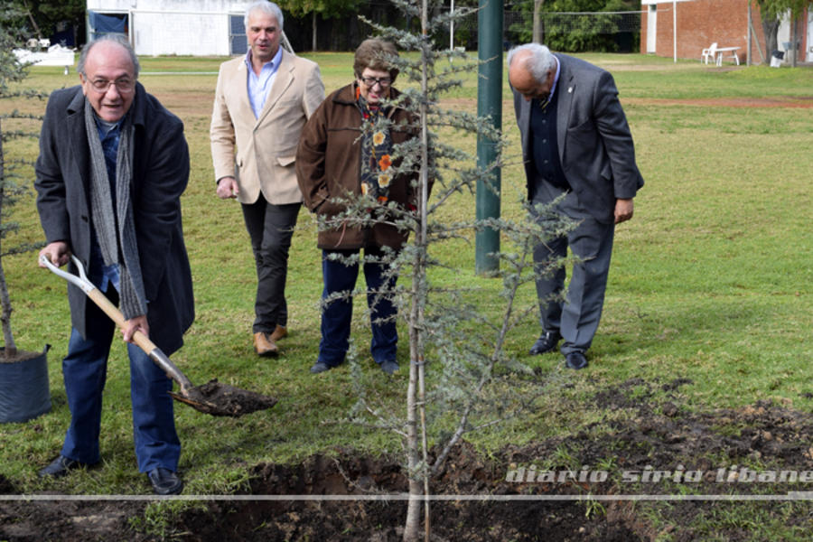 Yaoudat Brahim, Director DSL, participando en la plantación.